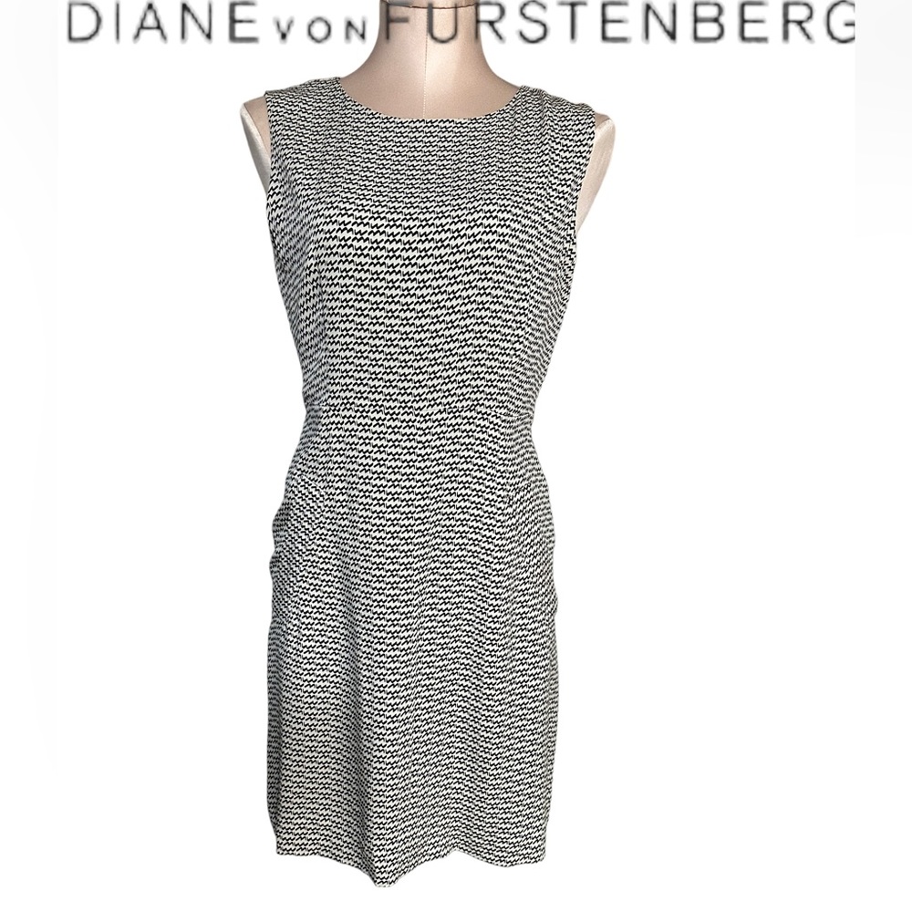 Diane Von Furstenberg silk dress size 4.Black and white.Zips from top and bottom